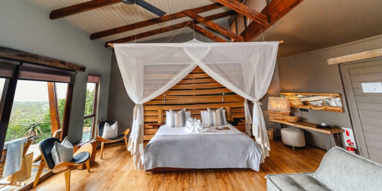 deluxe-bedroom-rhino-ridge-safari-lodge-kwazulu-natal-safaris-south-africa